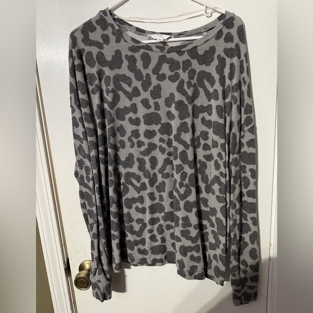 Women’s gray and black leopard sweater size XXL